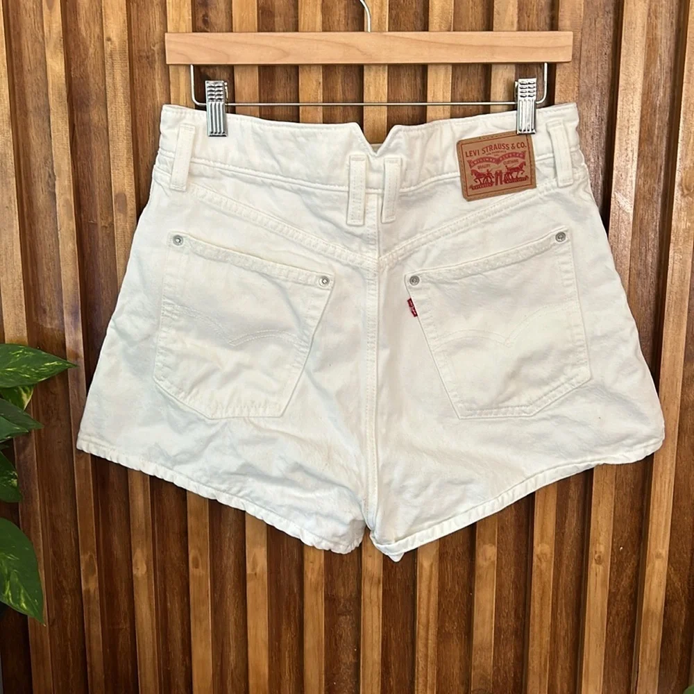Levis High Waisted Buttoned Short. Size 30